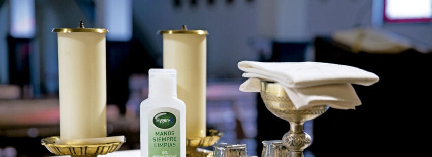 Eucaristia y gel, coronavirus