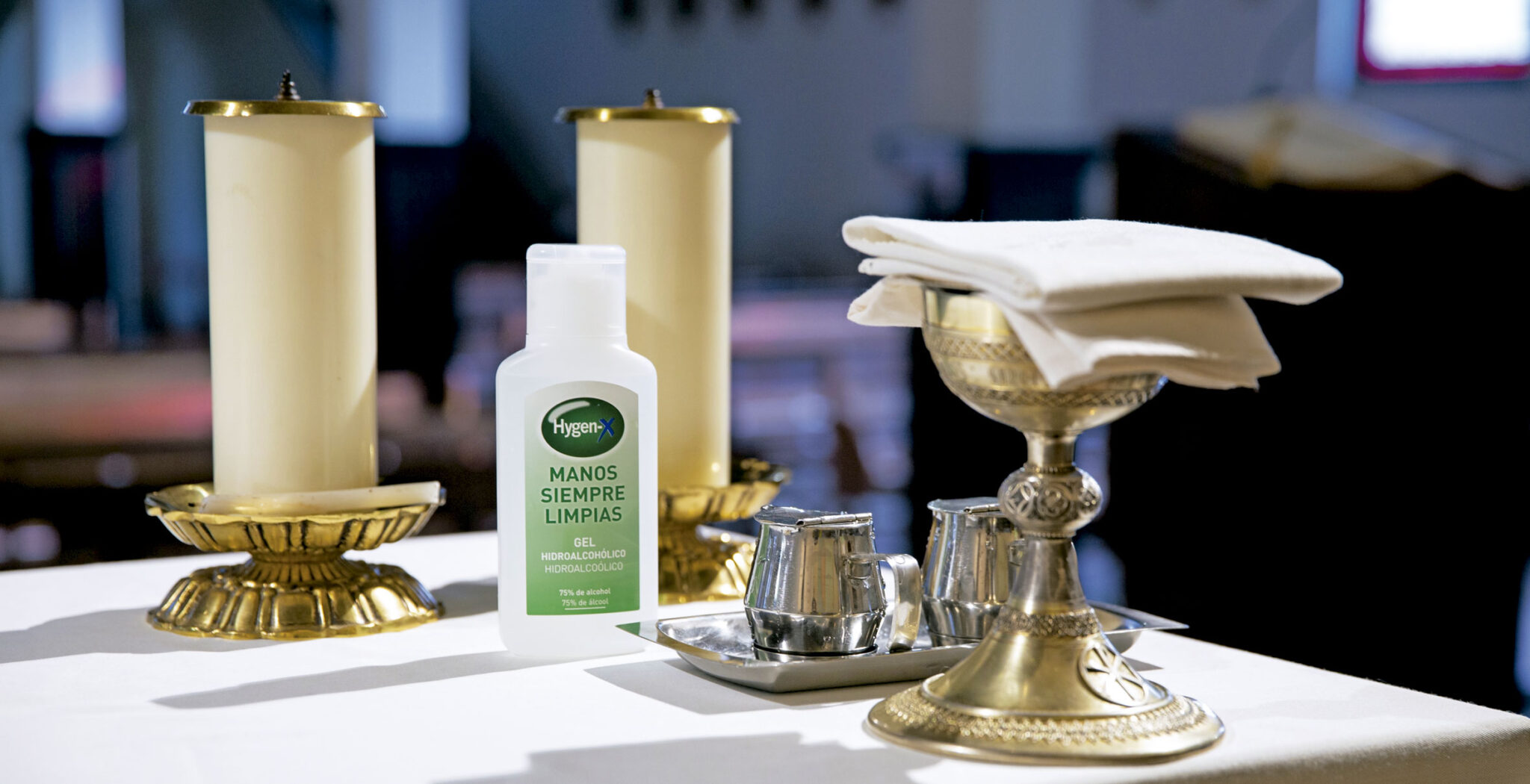 Eucaristia y gel, coronavirus