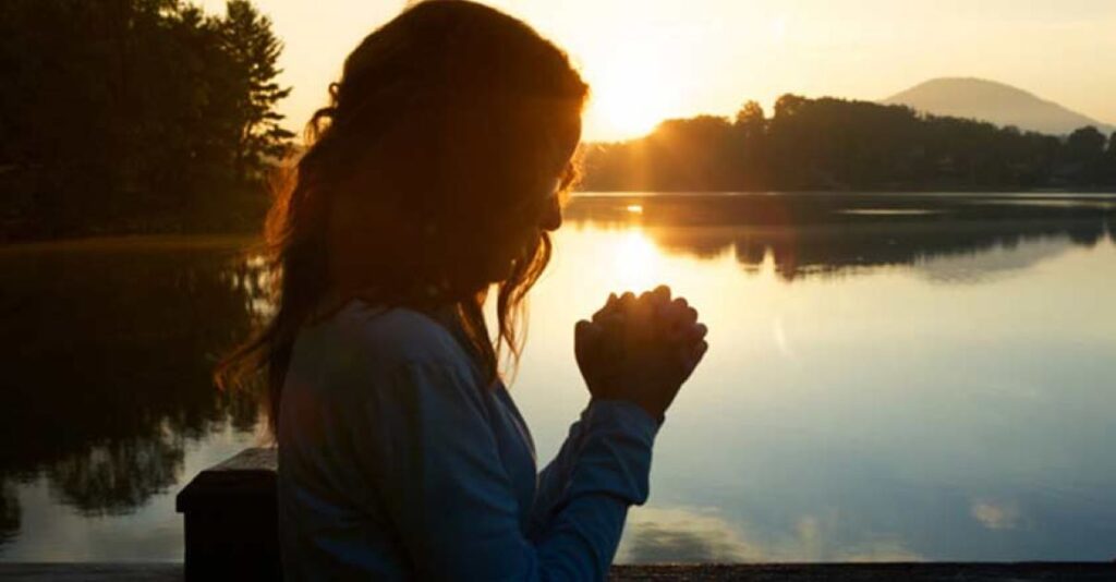 Oracion Esposo Oraciones Citas Bilicas Mujer Orando Orilla De Lago 