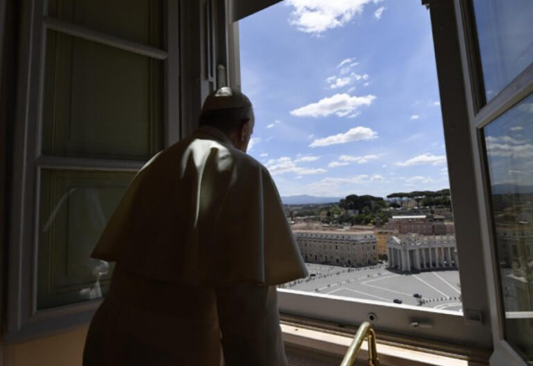 El papa Francisco crea un fondo con un millón de euros para trabajadores afectados por la crisis