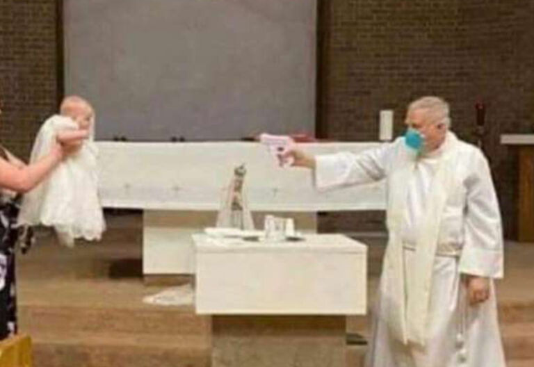 El sacerdote que ‘bautizó’ a un niño con una pistola de agua: “Solo fue una broma”