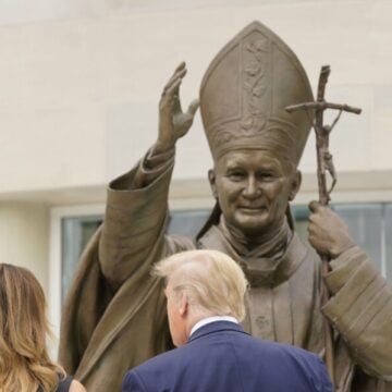 Trump reivindica, con una declaración inédita, el papel de la Virgen María en la historia de