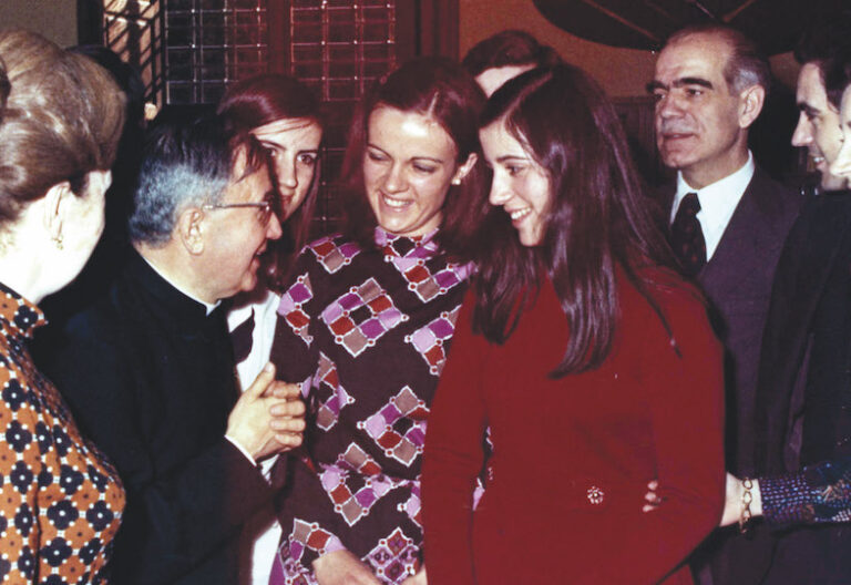 san josemaria con una familia