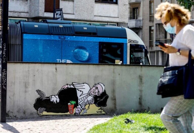 Mural pintado por el artista aleXsandro Palombo en Milán. EFE