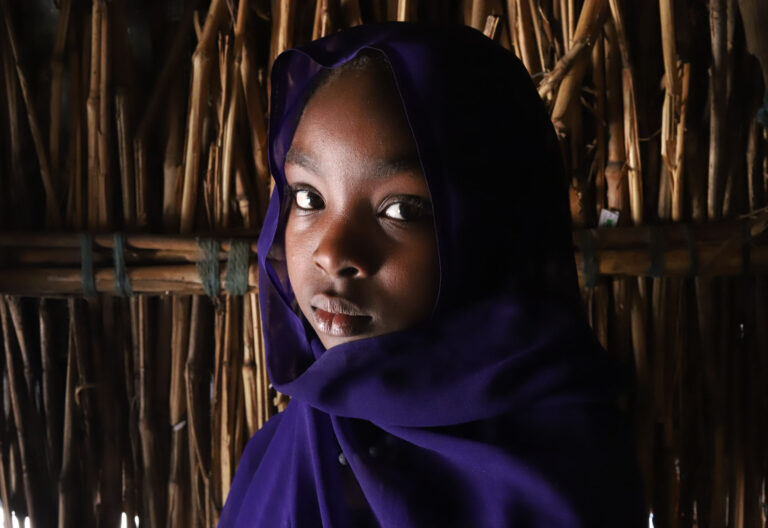 Niña refugiada, Entreculturas