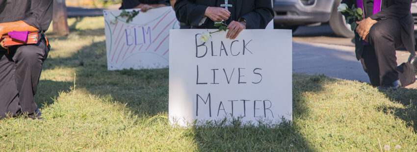 El obispo de El Paso protesta de rodillas contra el asesinato de Floyd… y el papa Francisco le
