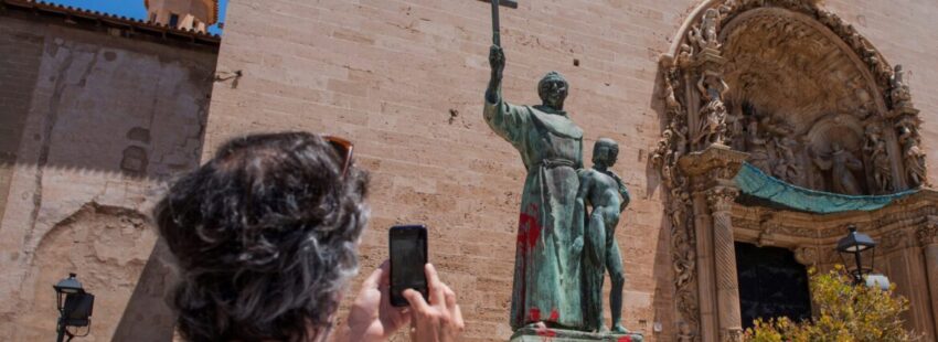 Aparece una pintada con la palabra racista en la estatua de Fray Junípero
