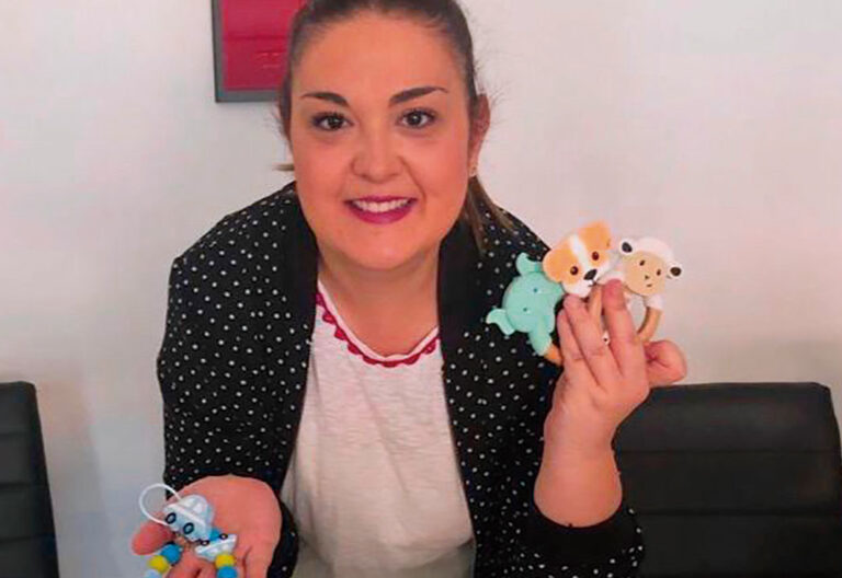 Laura Fernández vende artículos para bebés en Getafe