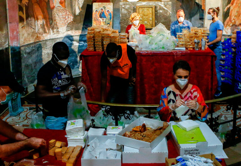 reparto de alimentos en una iglesia de Barcelona