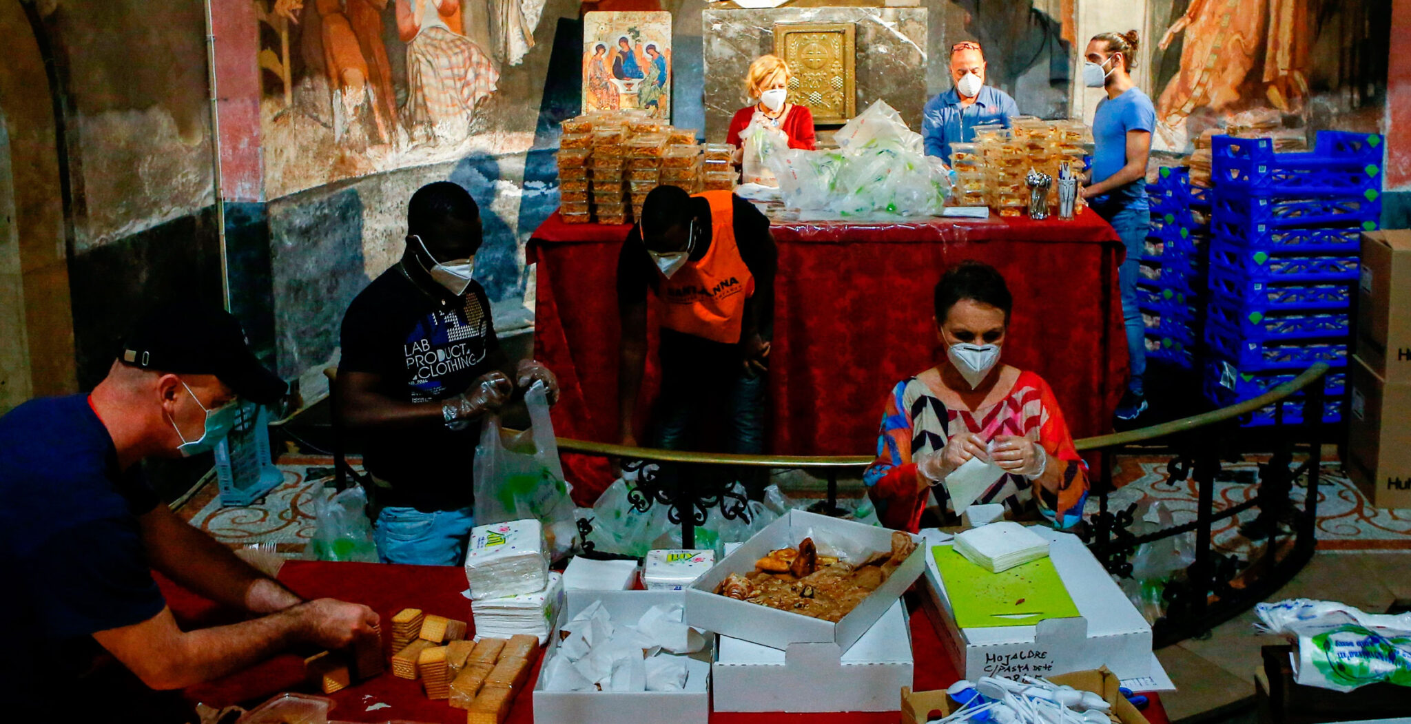 reparto de alimentos en una iglesia de Barcelona