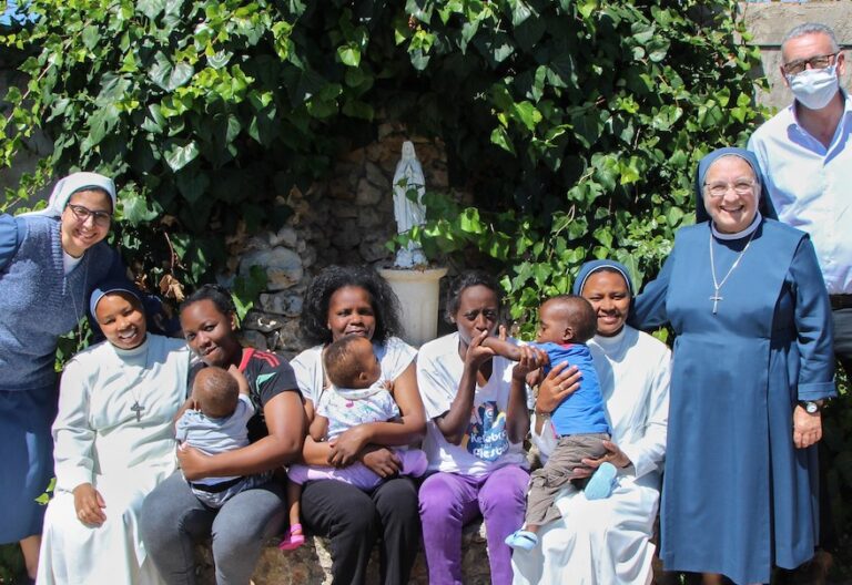 Las misioneras de la Sagrada Familia, una familia para tres niños de Kenia operados en Murcia