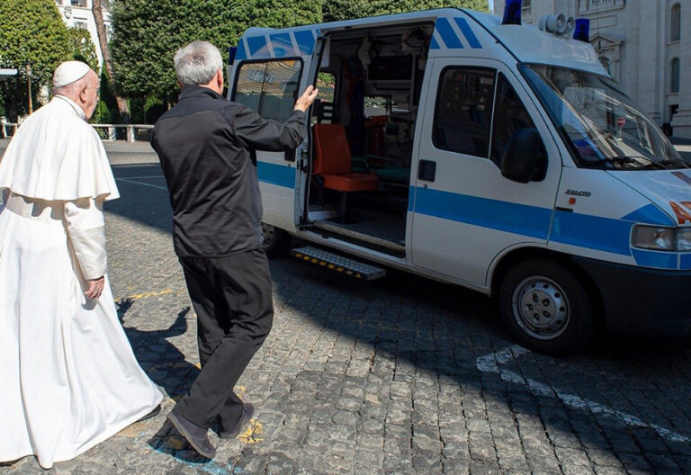 El papa Francisco celebra Pentecostés regalando una ambulancia a los pobres de Roma