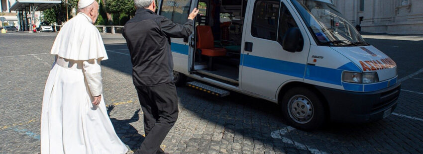 El papa Francisco celebra Pentecostés regalando una ambulancia a los pobres de Roma