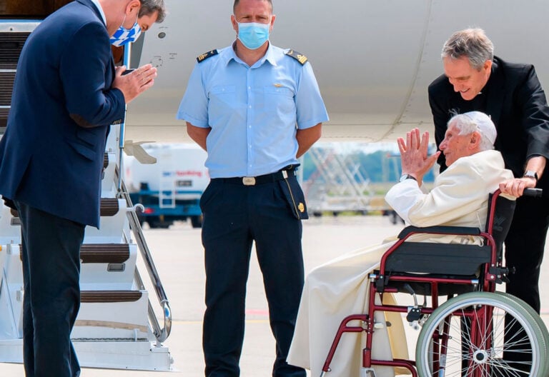 El papa emérito Benedicto XVI a su regreso al Vaticano desde Alemania