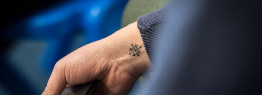 mano tatuada con cruz