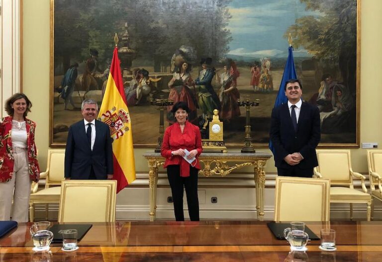 La Fundación SM presenta a la ministra de Educación su plan para conocer el impacto del