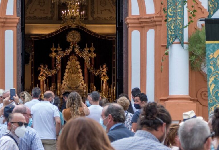 Los fieles hacen cola para ver a la Virgen del Rocío en la Parroquia de Nuestra Señor de la Asunción en El Rocío, Huelva este domingo. EFE