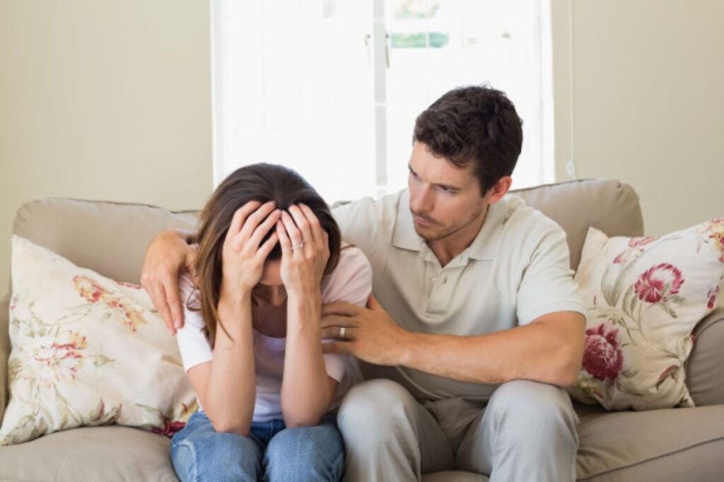 Hombre Consolando Mujer Triste Sala 