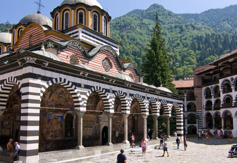 El primer ministro de Bulgaria, multado por entrar a una iglesia sin mascarilla