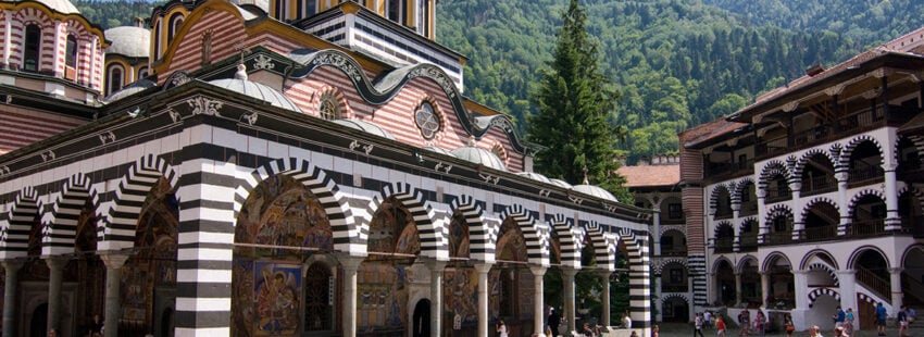 El primer ministro de Bulgaria, multado por entrar a una iglesia sin mascarilla