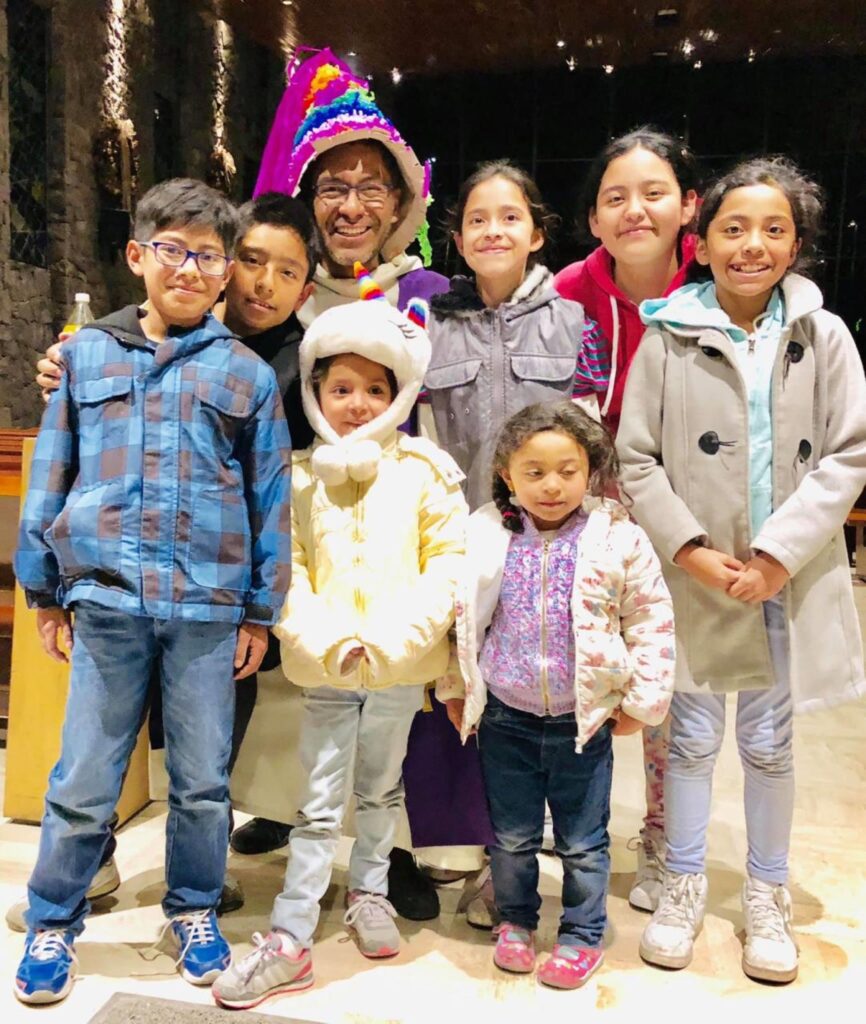 Padre Ramiro Y Niños