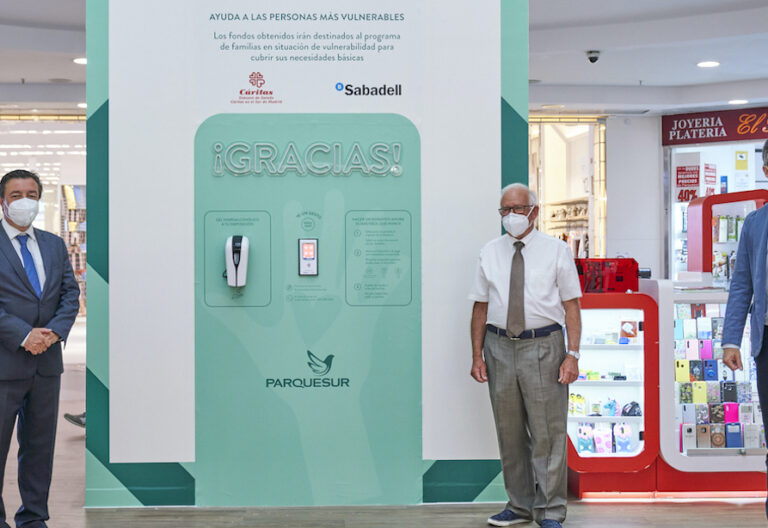 Cáritas instala una ‘pared de donativos’ en un centro comercial de Madrid para apoyar la