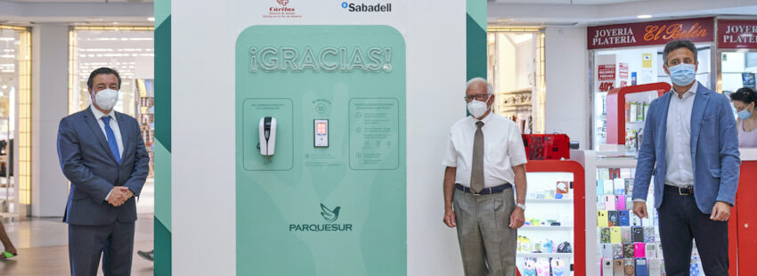 Cáritas instala una ‘pared de donativos’ en un centro comercial de Madrid para apoyar la