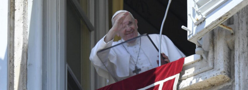 Francisco pide en el ángelus un “alto al fuego” humanitario “para hacer frente a las