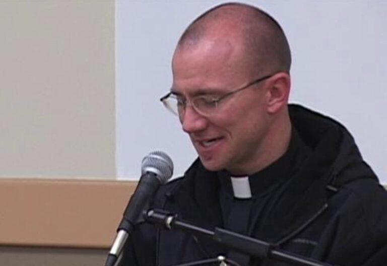 Suspendido un sacerdote estadounidense por celebrar la misa rechazando a Francisco como Papa