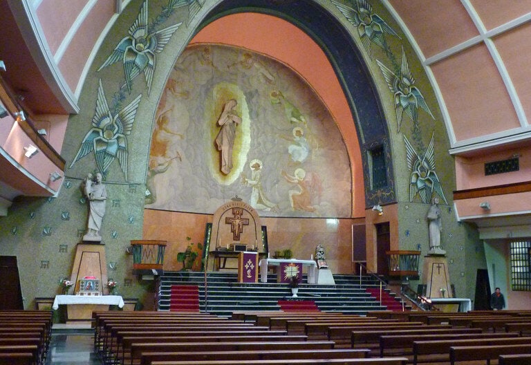 Una mujer enferma se abalanza sobre un sacerdote en plena misa en Valladolid