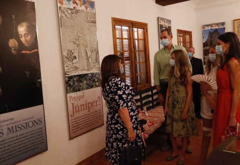 La familia real al completo visita la casa natal, el museo y el convento de san Junípero Serra en