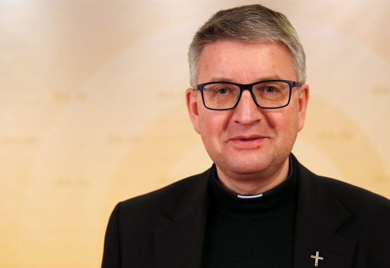 El obispo de Maguncia pide a sus sacerdotes menos “palabras elocuentes” de la tradición y más