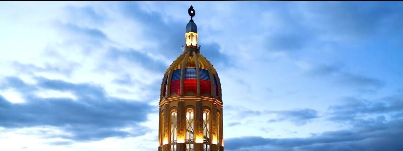 La Basílica Menor del Voto Nacional, en Colombia, se reviste con los colores de la paz y la