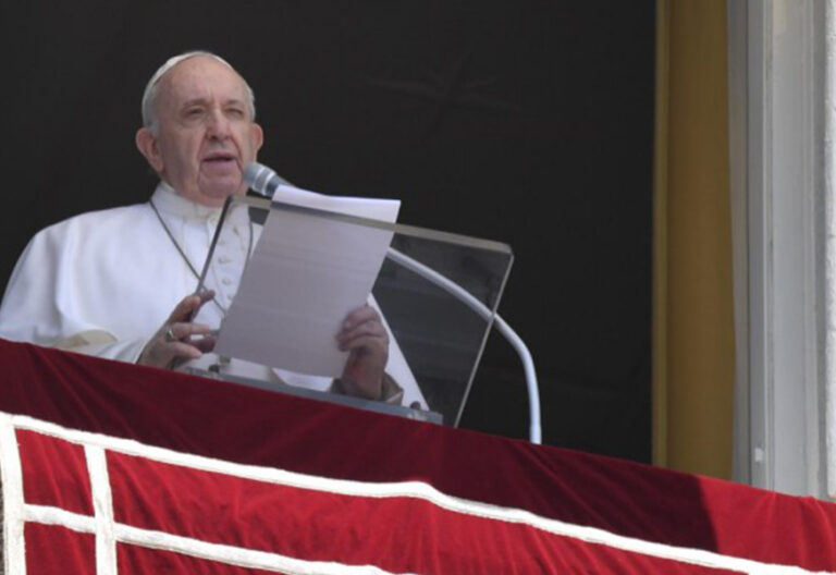 Francisco en el ángelus de la Asunción: “No tiene sentido ir a la luna si no vivimos como