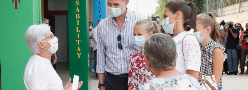 Los Reyes y sus hijas visitan un centro de las Hermanas de la Caridad en Palma de Mallorca