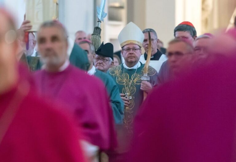 El cardenal Woelki al resto de obispos alemanes: “No agreguemos nada a la Palabra de Dios”