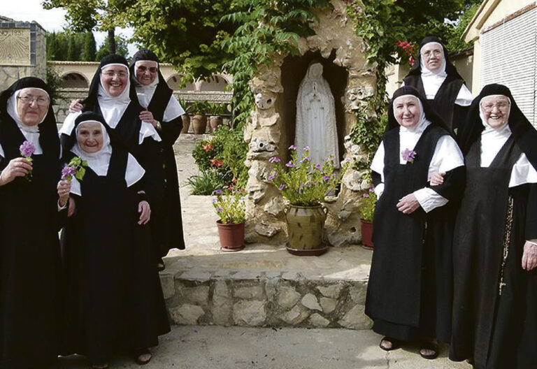 Sanitarios “desbordados” acuden a la oración de las agustinas descalzas de Benigànim