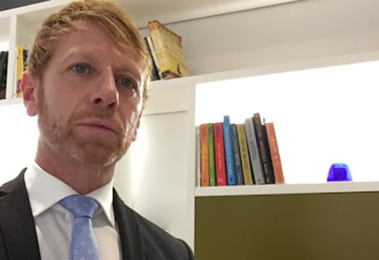 La familia del cardenal Becciu despide a su abogado… tras publicarse fotos del letrado en bañador