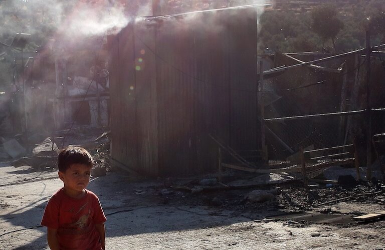 El presidente de los obispos europeos lamenta el incendio que ha destruido el campo de refugiados