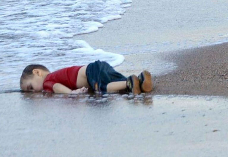 Aylan Kurdi, niño sirio refugiado muerto ahogado en una playa de Turquía drama migratorio en Europa 2 septiembre 2015