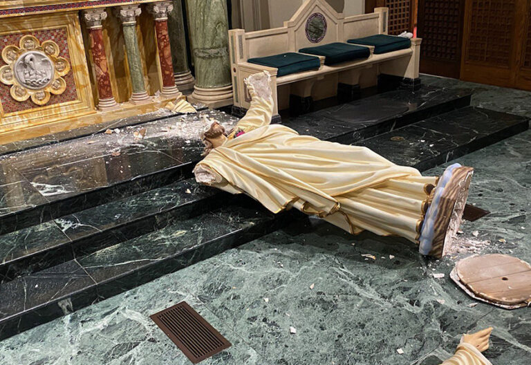 Un hombre destroza una estatua del Sagrado Corazón de Jesús en la catedral estadounidense de El