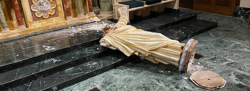 Un hombre destroza una estatua del Sagrado Corazón de Jesús en la catedral estadounidense de El