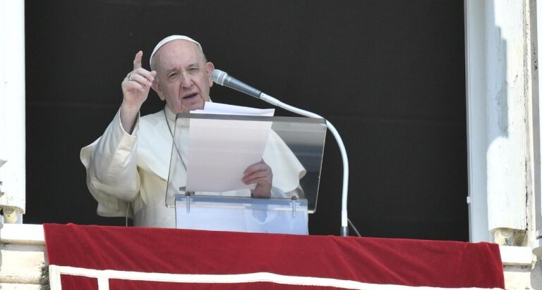 El papa Francisco en el ángelus: “Jesús se opone a una religiosidad que no involucra la vida