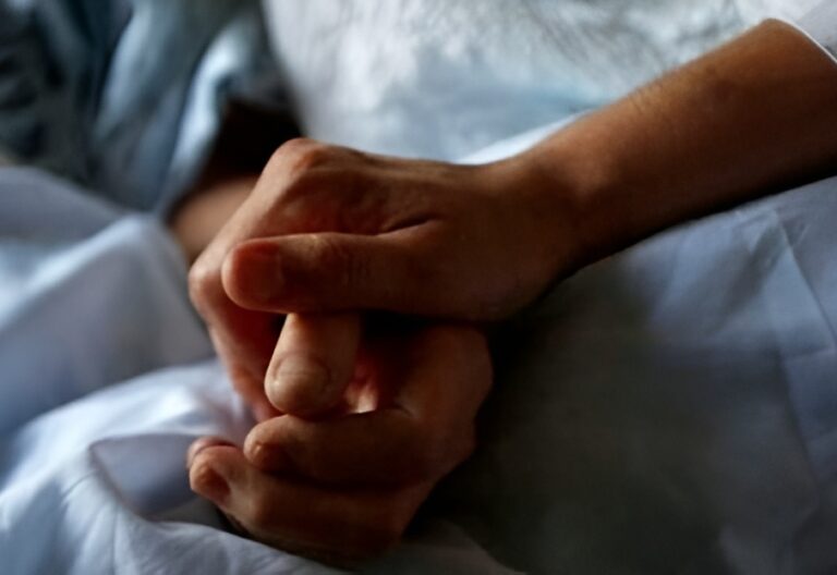 Alberto Ruiz Gallardón y Juan Manuel de Prada se unen a otros 100 rostros públicos para detener