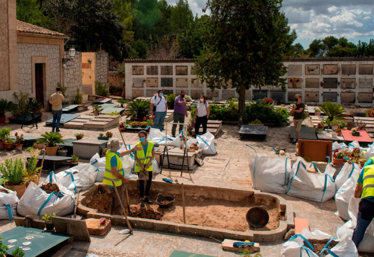apertura de la fosa de Bunyola en el cementerio municipal