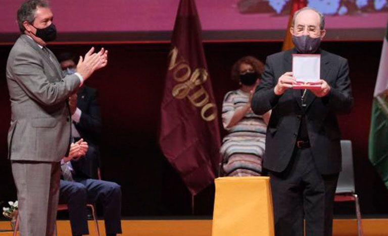 Juan José Asenjo recibe el título de hijo adoptivo de Sevilla