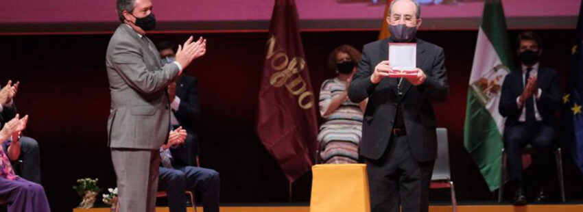 Juan José Asenjo recibe el título de hijo adoptivo de Sevilla