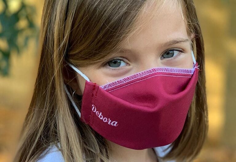 Mascarillas personalizadas para la vuelta al cole, en las manos de las Hermanas Pobres de Santa