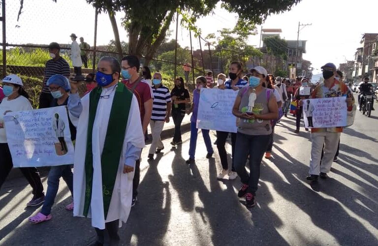 Sacerdote encabeza protesta pacífica por el derecho al agua y salud en el barrio La Vega de
