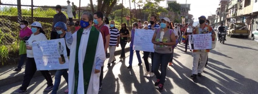 Sacerdote encabeza protesta pacífica por el derecho al agua y salud en el barrio La Vega de